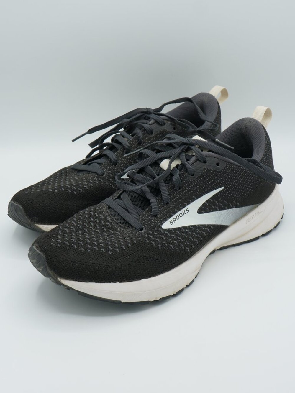 Brooks Revel 4 Black White Running Shoes Women's Size 8.5 Medium B